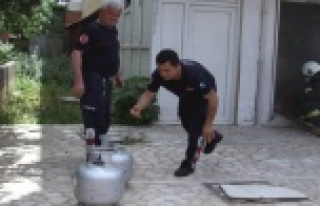 Fırında unutulan pasta kalıbı korkuttu