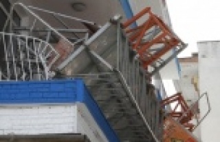 İnşaat iskelesi yan binanın balkonuna devrildi