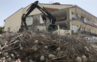 İş merkezi yıkımında lisenin duvarı çöktü