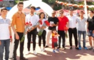 İYİ gençler anneleri unutmadı