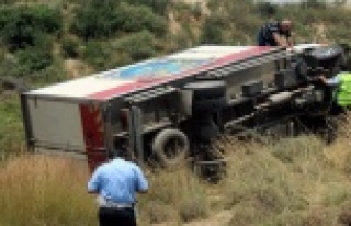 Kamyon devrildi, burunları bile kanamadı