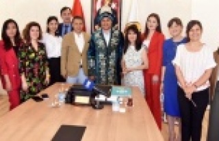 Kazak gazeteciler Başkan Yücel'le buluştu