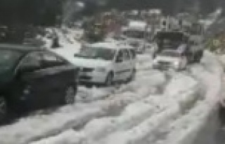 Kâr yağdı araçlar yolda kaldı