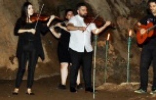 Mağara içinde müzik keyfi