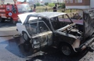 Seyir halindeki araç yanarak küle döndü