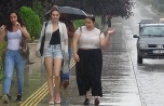 Sınava giden öğrencilere yağmur sürprizi