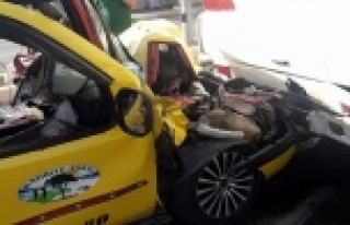 Ticari taksi ile otel servis otobüsü çarpıştı:...
