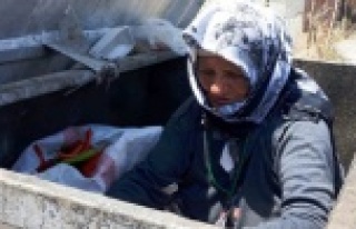 70'lik nine, ekmeğini çöpten çıkarıp yardımı...