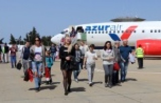 Denizden ve havadan turist yağıyor