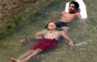 Denize gidemeyen çocukların su kanalında tehlikeli...