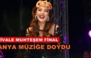 Ebru Gündeş Alanyalı hayranlarını coşturdu