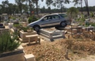 Fren yerine gaza basınca mezarların üzerine çıktı
