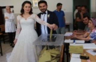 Gelinliğiyle sandık başına gitti