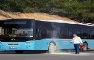 Halk otobüsünün tekerleğinde yangın çıktı