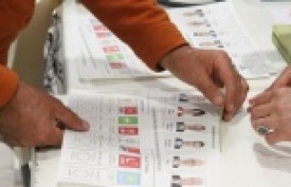 Havalimanında oy verme işlemi