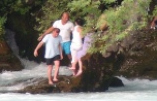 Irmakta mahsur kalan 4 kişi kurtarılmayı reddetti