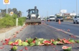 Karayolu karpuz tarlasına döndü