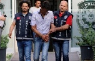 Kıskançlık krizine girip karısını kabloyla boğarak...