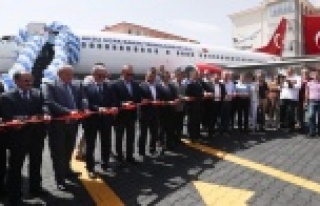 Lise bahçesindeki yolcu uçağını Bakan Çavuşoğlu...