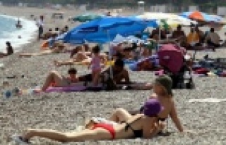 Meteoroloji uyardı Antalyalılar sahillere akın...