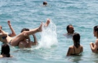 Seçimin yorgunluğunu denizde attılar