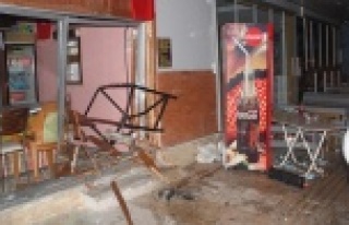 Taksiyle çarpışan otomobil işyerine girdi