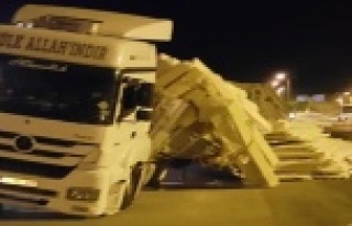 Tırın dorsesi yan yattı, malzemeler yola savruldu