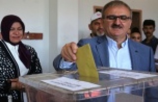 Vali Karaloğlu eşiyle birlikte oyunu kullandı