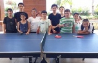 Alanyalı gençler masa tenisi oynuyor