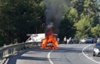 Araç trafikte cayır cayır böyle yandı