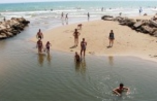 Atıklar sebebiyle kirlenen dere yeniden maviye büründü