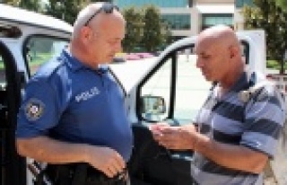 Halk otobüsü beklerken bulduğu parayı polise teslim...