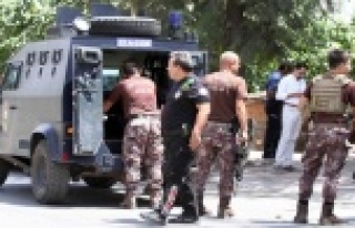 Taşlı, sopalı, silahlı mahalle kavgası