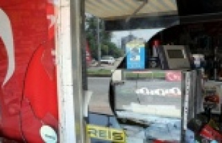 Türk bayrağı asılı markete saldırıya 3 tutuklama