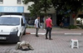 Türk bayrağı direğiyle birlikte çalındı