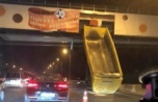 Açılan damper üst geçitte asılı kaldı