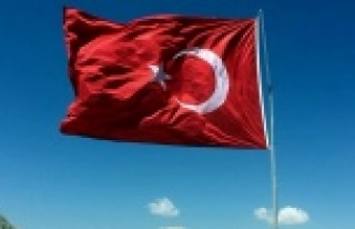 Başkan Yücel dev bayrağı anında yeniledi