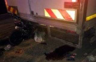 Kamyonetin altına giren elektrikli bisiklette can...