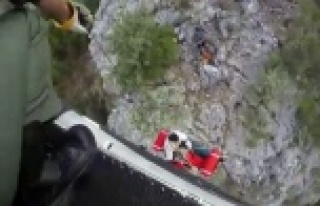 Kayalıklarda mahsur kalan yaralı, film gibi operasyonla...