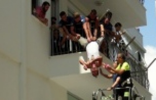 Kriz geçirip kendini eve kilitledi, polise zor anlar...