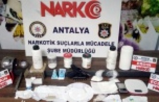 Piyasa değeri 100 bin TL olan 1 kg 80 gram kokain...
