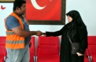 Suriyeli kadın para dolu cüzdanı sahibine teslim...