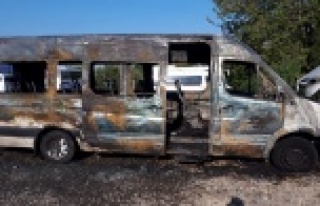 Turist taşıyan minibüs yangında küle döndü