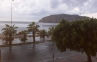 Alanya sabaha yılın ilk yağmuruyla uyandı
