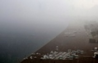 Aniden bastırdı, yarım saatte sahil ve sokakları...