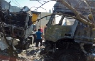 Çarpışan hafriyat kamyonları yandı