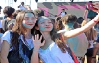 Gençler okul öncesi boya savaşında stres attı