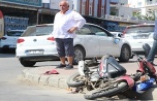 Motosiklet ile otomobile çarpıştı