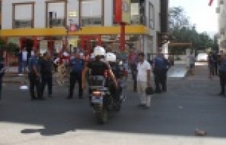 Polis, kendisine saldıran kişiyi ayağından vurdu