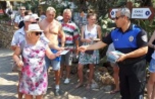 Polis turistlere harita dağıttı